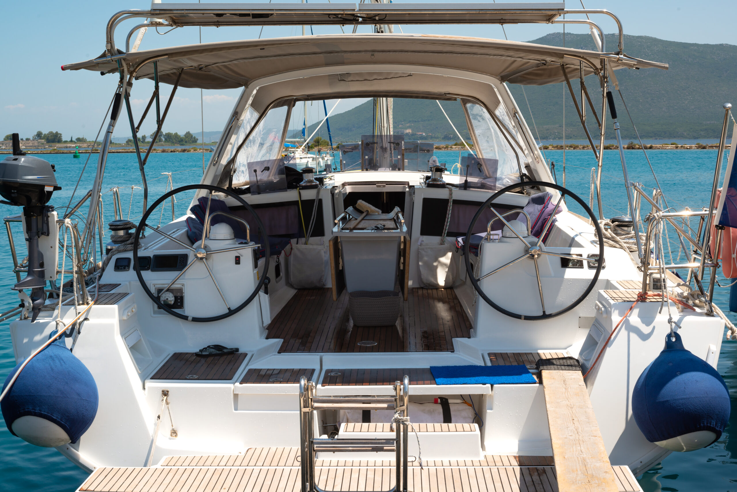 Sailboat cockpit with dual steering wheels